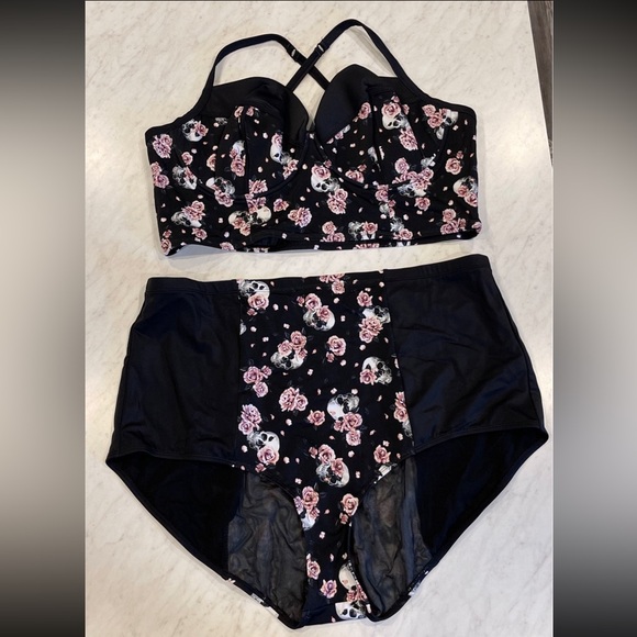 Hot Topic Black Floral Skull Swim Set NWOT - Picture 6 of 6